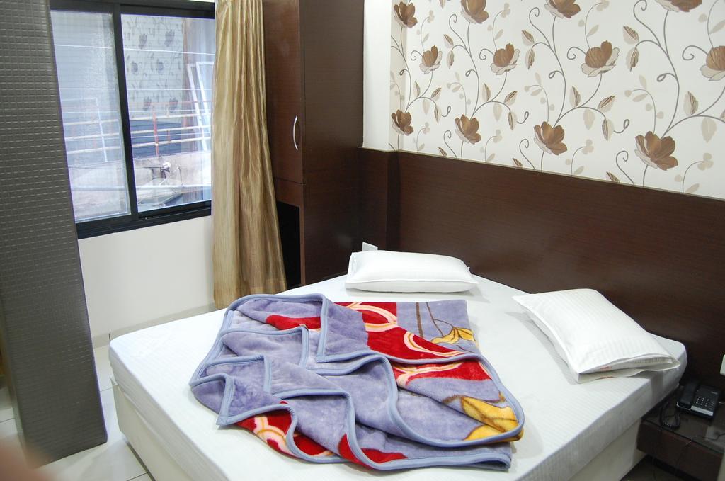 Hotel Poonam Palace Ujjain Zimmer foto