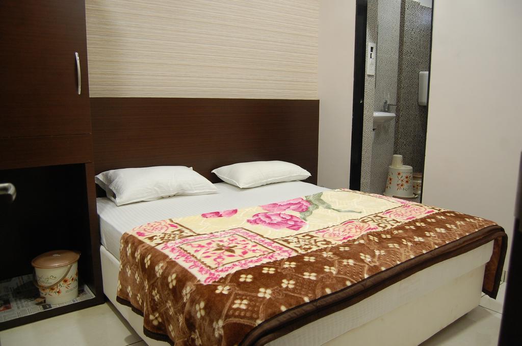 Hotel Poonam Palace Ujjain Zimmer foto