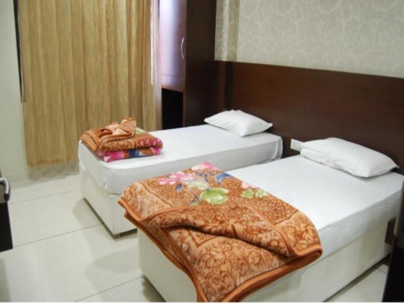 Hotel Poonam Palace Ujjain Exterior foto