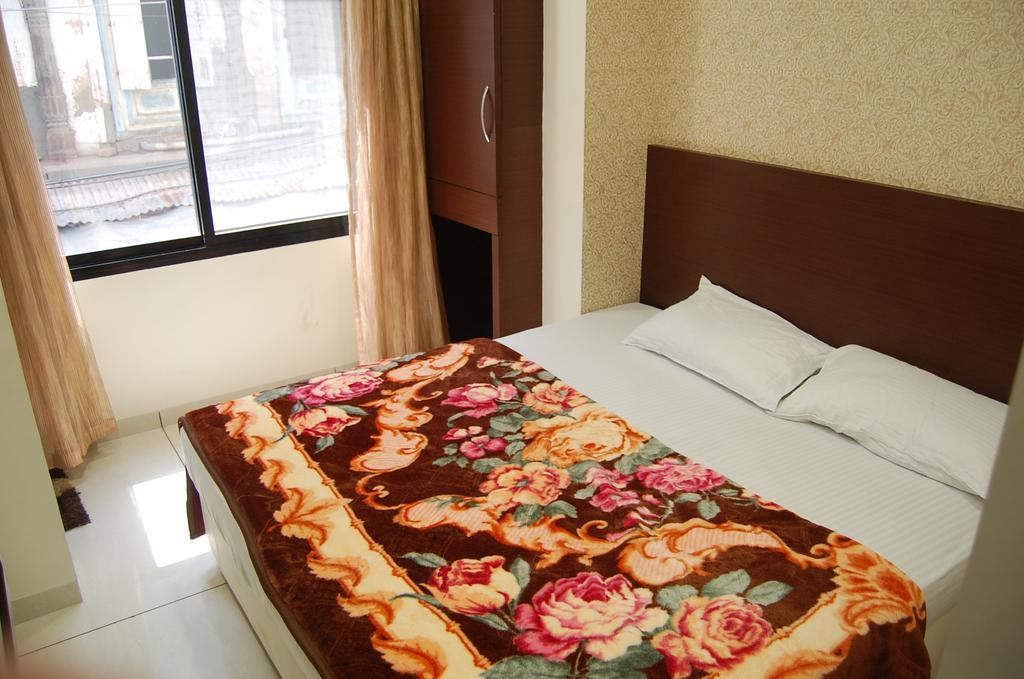Hotel Poonam Palace Ujjain Exterior foto